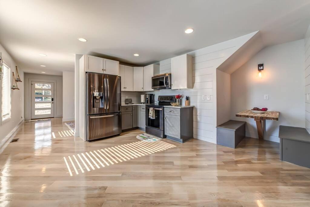 Nashville's Broadway: Your Spacious * Nashville
