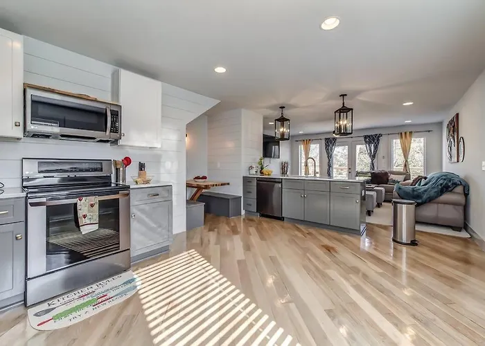 Nashville\'S Broadway: Your Spacious Home