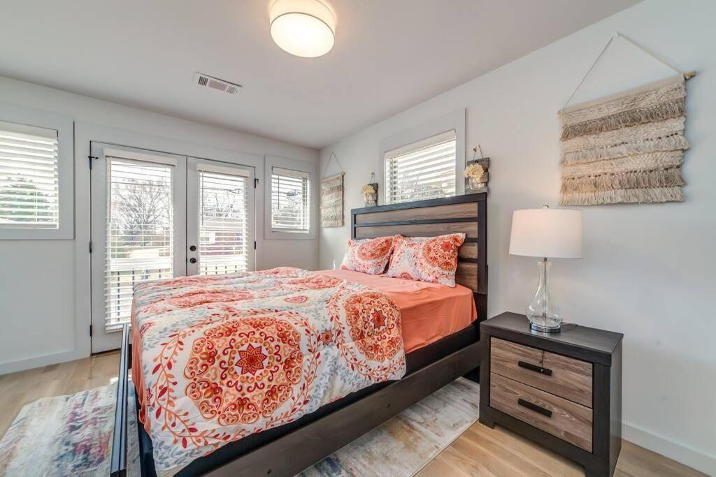 Nashville's Broadway: Your Spacious *